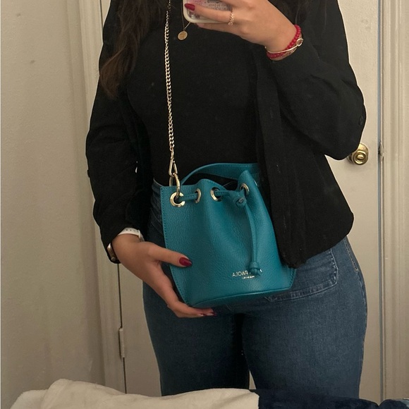 Elegant and Sophisticated Design. Cream material and match with everything. - Picture 4 of 5